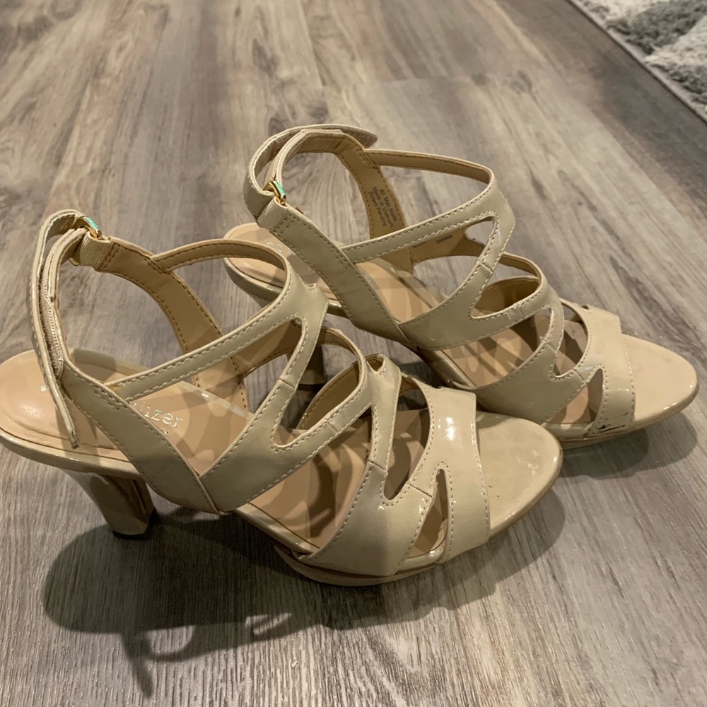 Nude Naturalizer heels